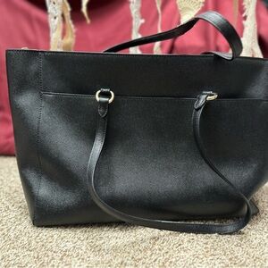 Great Coach Tote Bag. Has numerous pockets with closures. Great for travel